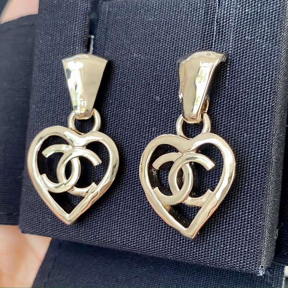 2022P CHANEL GOLD CC LOGO DANGLE HEART SHAPE STUD EARRINGS - Picture 9 of 12